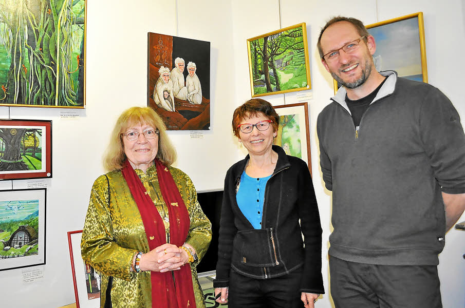 Mireille Le Liboux, entre la peintre  Nicole Cochereau-Guillemet, illustratrice de son livre, et son éditeur Stéphane Batigne, lors de la dédicace qui s'est tenue au moment du vernissage de l'exposition.